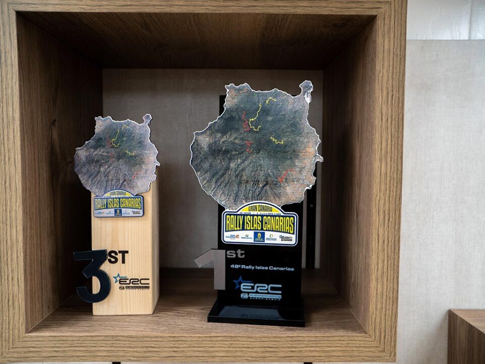 Foto de trofeos en forma de la isla de Gran Canaria para el rally Islas Canarias